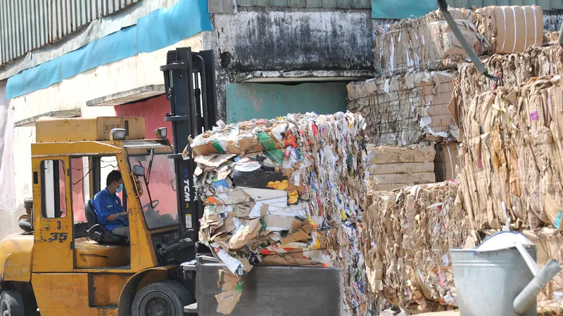 Giấy đã qua sử dụng được đưa vào nhà máy trong Khu công nghiệp Hiệp Phước để tái chế