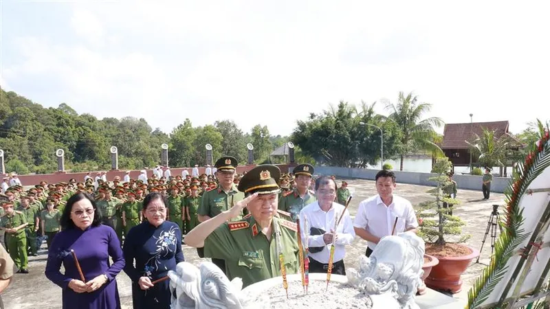 Bộ trưởng Bộ Công an, dẫn đầu cùng lãnh đạo tỉnh Tây Ninh, các cán bộ lão thành cách mạng đã đến dâng hoa, thắp hương tưởng niệm các anh hùng liệt sĩ