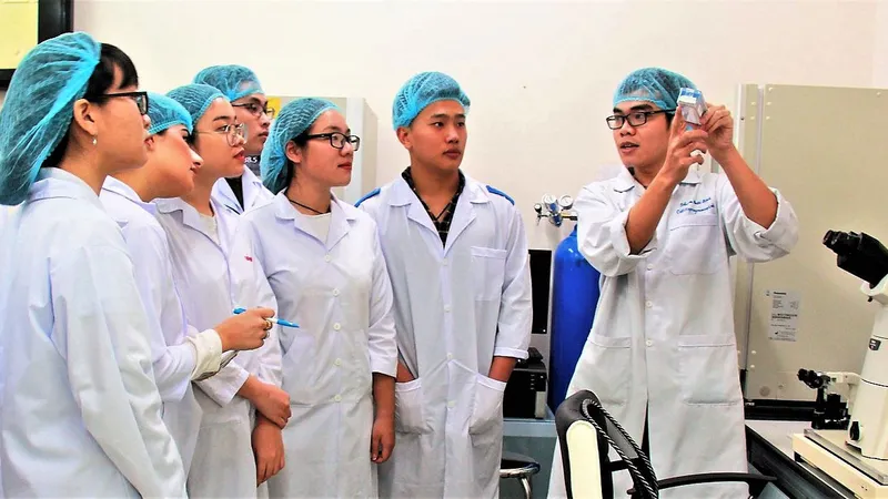 Cán bộ nghiên cứu Trường ĐH Quốc tế (ĐH Quốc gia TPHCM) làm việc tại phòng thí nghiệm
