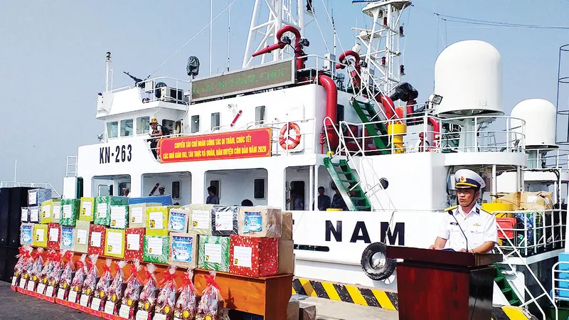 Tàu chở đoàn công tác thăm và chúc tết cán bộ chiến sĩ trên các nhà giàn DK1
