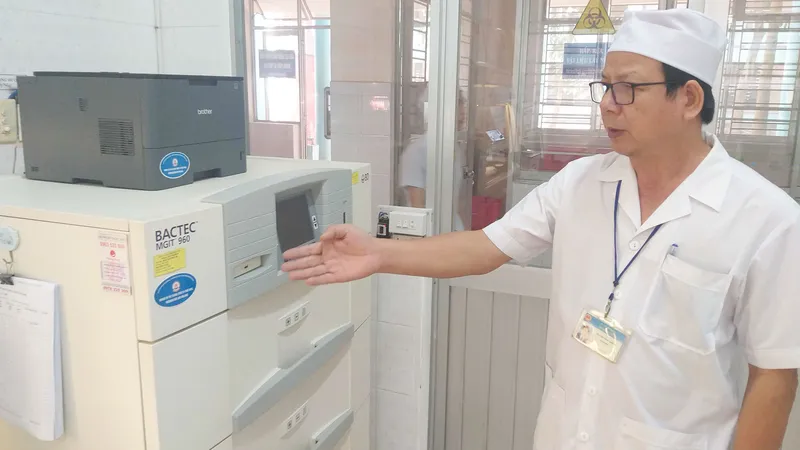 Máy cấy vi khuẩn lao hiện đại được Nhà nước đầu tư tại Bệnh viện Phổi Đồng Nai. Ảnh: VĂN PHONG