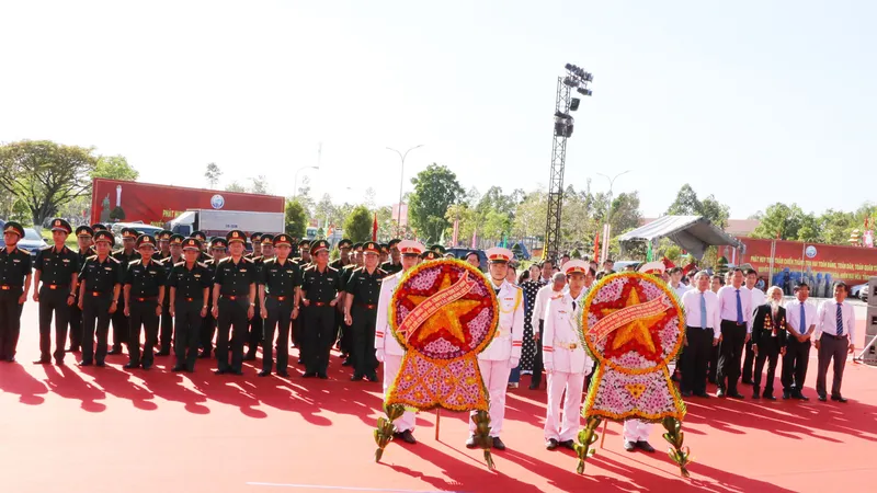 Các đại biểu dâng hương tưởng niệm tại Tượng đài chiến thắng Tua Hai (xã Thái Bình, huyện Châu Thành, tỉnh Tây Ninh)