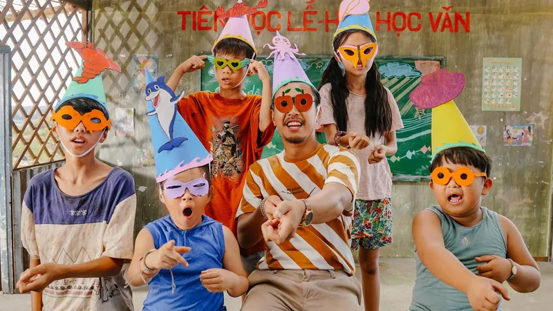 Bài ca tôm cá - ca khúc vui tươi, yêu đời trong Anh thầy ngôi sao 