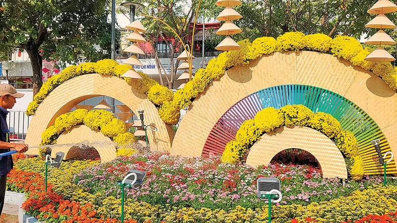 Chăm sóc Đường hoa Nguyễn Huệ. Ảnh: DŨNG PHƯƠNG