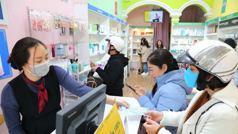 Một số cửa hàng tặng khẩu trang cho khách hàng. Ảnh: TTXVN