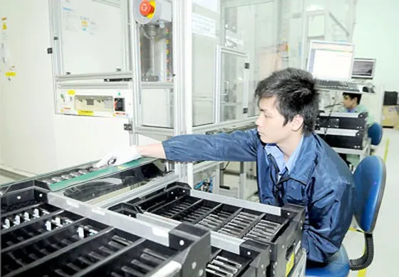 Sản xuất pin điện thoại di động tại Công ty Greystone Data Systems Việt Nam (Hoa Kỳ). Ảnh: CAO THĂNG