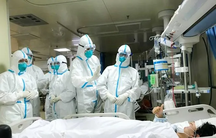 Nhân viên y tế chuyển bệnh nhân nhiễm virus nCoV tại bệnh viện ở thành phố Vũ Hán, tỉnh Hồ Bắc, Trung Quốc ngày 30-1-2020. Ảnh: THX/TTXVN