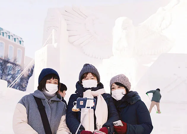 Khách tham quan lễ hội tuyết Sapporo