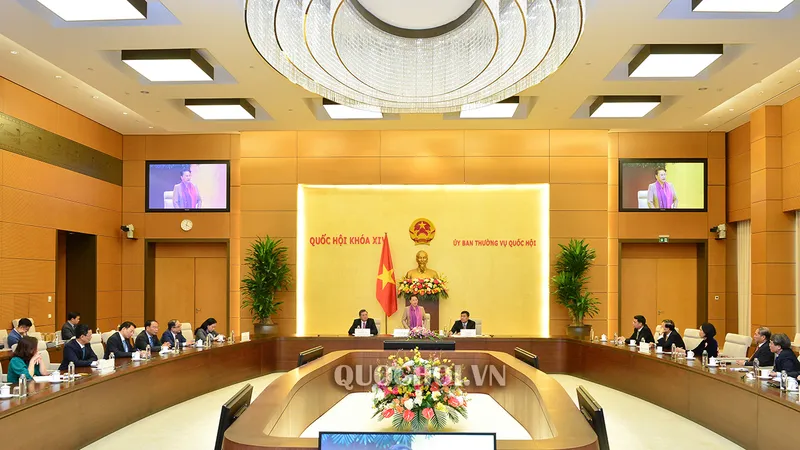 Chủ tịch Quốc hội Nguyễn Thị Kim Ngân chúc mừng các Đại sứ, Trưởng cơ quan đại diện Việt Nam tại nước ngoài. Ảnh: QUOCHOI.VN