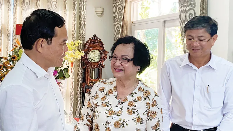 Đồng chí Trần Lưu Quang thăm nguyên Bộ trưởng Bộ Y tế Trần Thị Trung Chiến. Ảnh: TẤN BA 