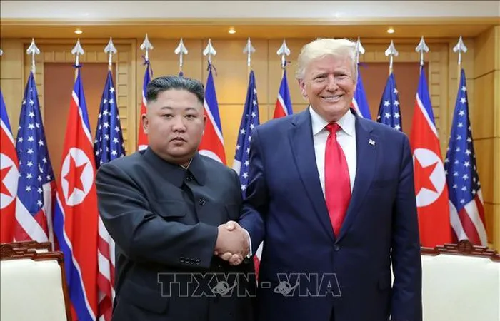 Nhà lãnh đạo Triều Tiên Kim Jong-un (trái) và Tổng thống Mỹ Donald Trump (phải) trong cuộc gặp tại Khu phi quân sự ở biên giới liên Triều ngày 30-6-2019. Nguồn: TTXVN