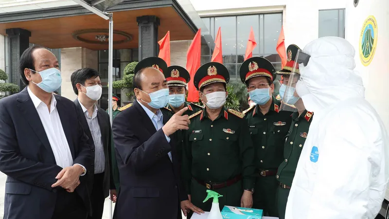 Thủ tướng Nguyễn Xuân Phúc kiểm tra tại xe xét nghiệm cơ động, Viện Y học dự phòng Quân đội Ảnh: TTXVN