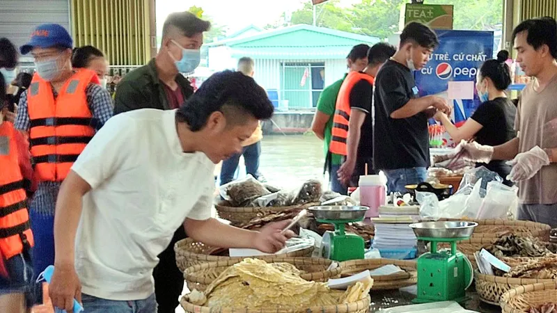 Du khách đã trở lại tham quan, mua sắm tại Chợ nổi Cái Răng vào dịp lễ 30-4 và 1-5 vừa qua 