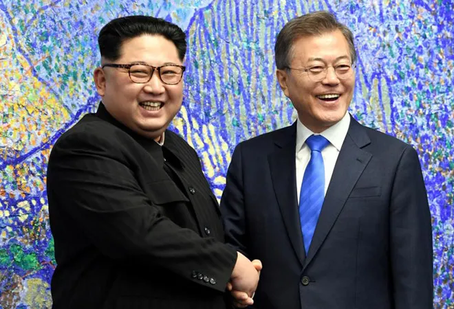 Tổng thống Hàn Quốc Moon Jae-in (phải) và nhà lãnh đạo Triều Tiên Kim Jong-un. Ảnh: REUTERS