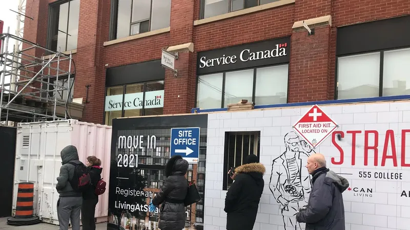 Người dân xếp hàng nộp đơn xin nhận trợ cấp thất nghiệp tại Toronto, Canada. Nguồn: CTV Toronto News