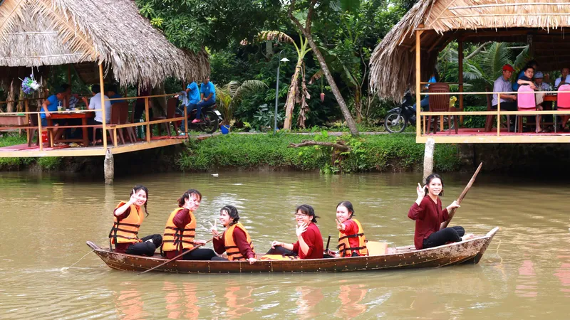 Du khách tham quan sông nước ĐBSCL