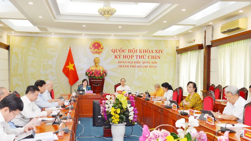 Đồng chí Nguyễn Thiện Nhân, Ủy viên Bộ Chính trị, Bí thư Thành ủy TPHCM cùng các thành viên Đoàn đại biểu Quốc hội TPHCM dự kỳ họp thứ 9 Quốc hội khóa XIV tại điểm cầu TPHCM. Ảnh: VIỆT DŨNG