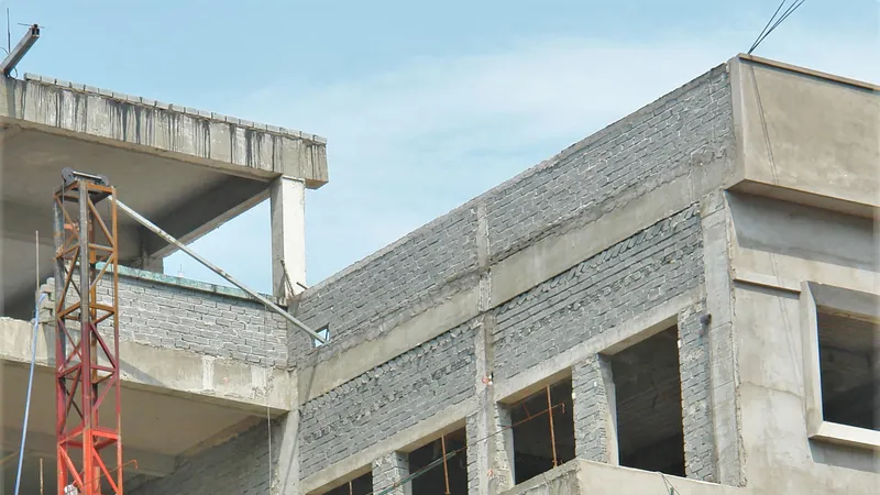 Dự án xây dựng và mở rộng Trường Tiểu học Nguyễn Sơn Hà (quận 3) đang vào khâu hoàn thiện. Ảnh: HOÀNG HÙNG
