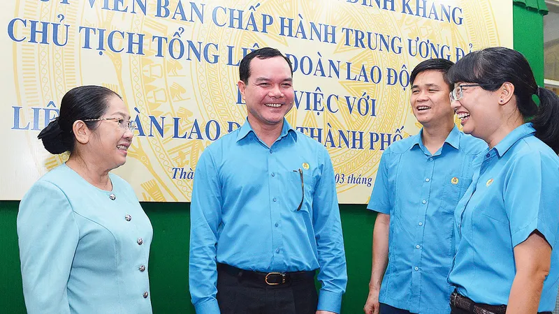 Phó Bí thư Thành ủy TPHCM Võ Thị Dung trao đổi cùng các đại biểu. Ảnh: VIỆT DŨNG