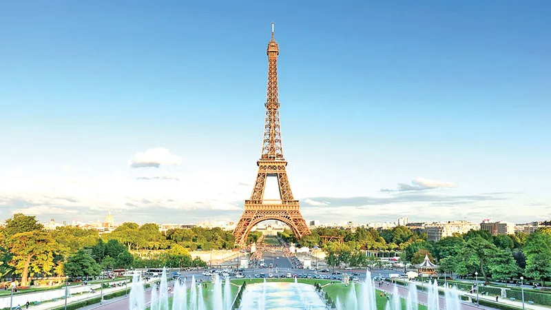 Biểu tượng của Paris mở cửa trở lại
