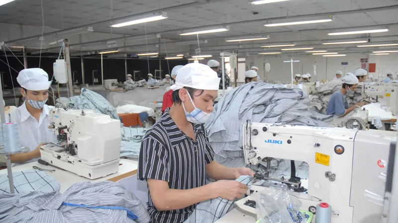Ngành dệt may đang bị giảm các đơn hàng xuất khẩu. Ảnh: CAO THĂNG