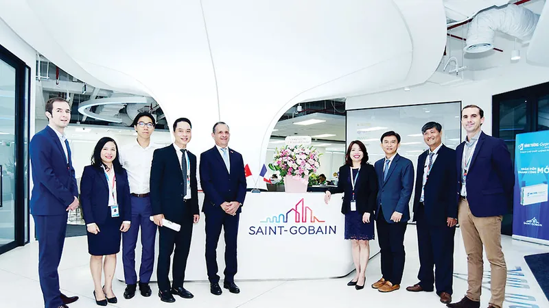 Tổng Lãnh sự Cộng hòa Pháp tại TPHCM thăm văn phòng Tập đoàn Saint-Gobain Việt Nam