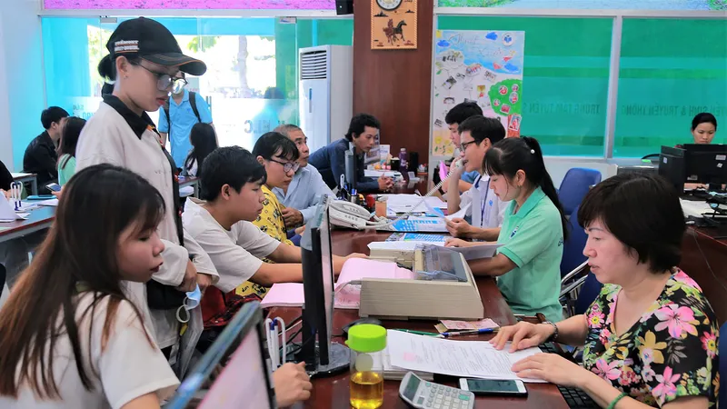 Sinh viên làm thủ tục nhập học tại Trường Công nghiệp thực phẩm TPHCM