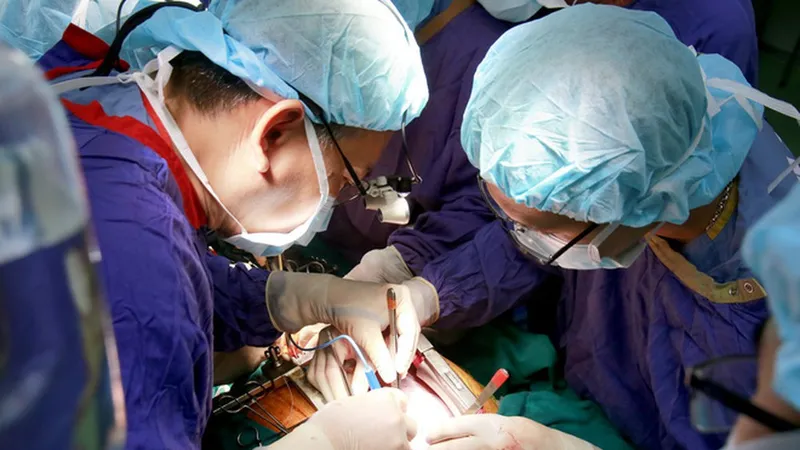 Cứu sống cụ bà có tim nằm bên phải bị rối loạn nhịp 