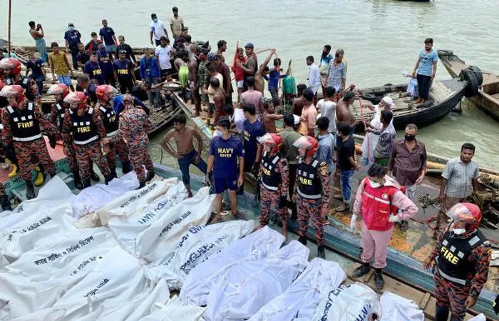 Hàng chục người thương vong trong vụ lật phà chở khách trên sông Buriganga, thủ đô Bangladesh, ngày 29-6-2020. Ảnh: REUTERS