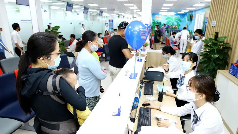 Phụ huynh đưa trẻ đi tiêm phòng bạch hầu tại Trung tâm Tiêm chủng Việt Nam