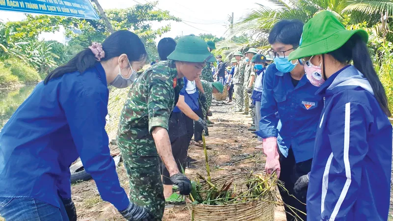 Các chiến sĩ tình nguyện tổng vệ sinh tuyến Rạch Thợ Bột (quận 12, TPHCM)