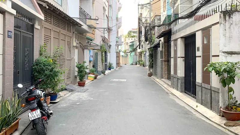 Tuyến hẻm 162 Phan Đăng Lưu thông thoáng sau khi được "nắn" lại.