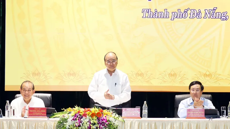 Thủ tướng Nguyễn Xuân Phúc cùng Phó Thủ tướng Thường trực Trương Hòa Bình và Phó Thủ tướng, Bộ trưởng Bộ Ngoại giao Phạm Bình Minh chủ trì hội nghị. Ảnh: TTXVN