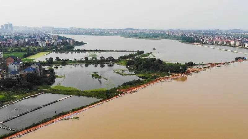 Nước sông tràn bờ do mưa lớn tại tỉnh Giang Tây, Trung Quốc. Ảnh: THX/TTXVN