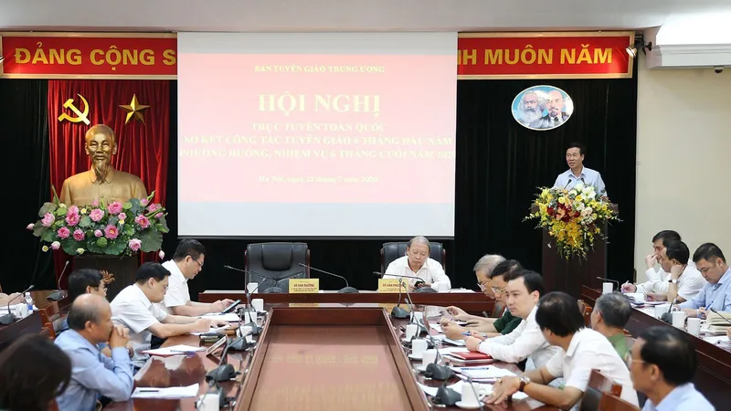 Trưởng Ban Tuyên giáo Trung ương Võ Văn Thưởng phát biểu chỉ đạo phương hướng, nhiệm vụ công tác tuyên giáo 6 tháng cuối năm 2020. Ảnh: TTXVN