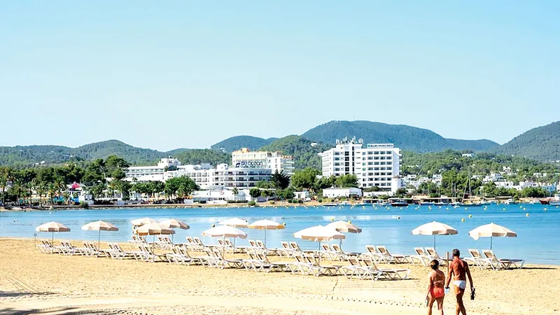 Bãi biển vắng khách tại Ibiza, Tây Ban Nha, do Covid-19