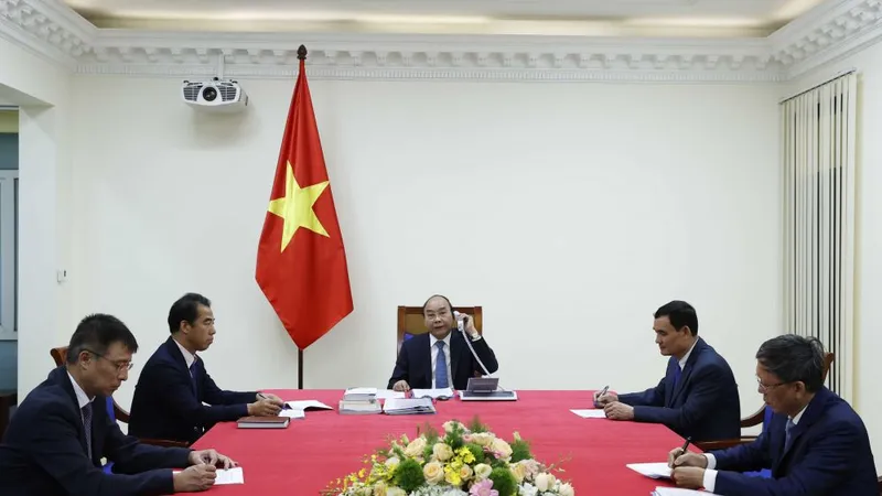 Thủ tướng Nguyễn Xuân Phúc điện đàm với Chủ tịch Ủy ban châu Âu. Nguồn: VGP