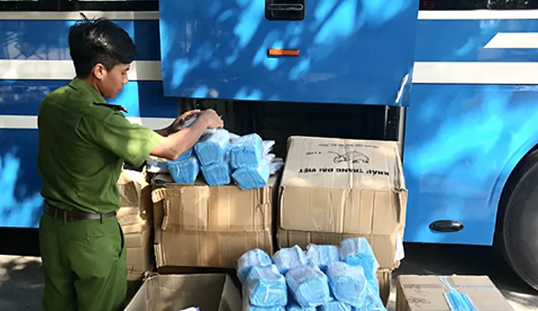 Phát hiện hàng trăm ngàn khẩu trang không rõ nguồn gốc 