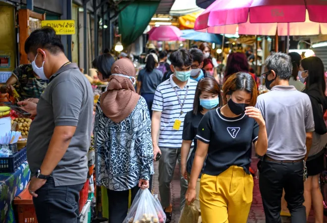 Người dân đeo khẩu trang phòng lây nhiễm COVID-19 khi mua sắm tại một khu chợ ở Bangkok, Thái Lan. Nguồn: TTXVN