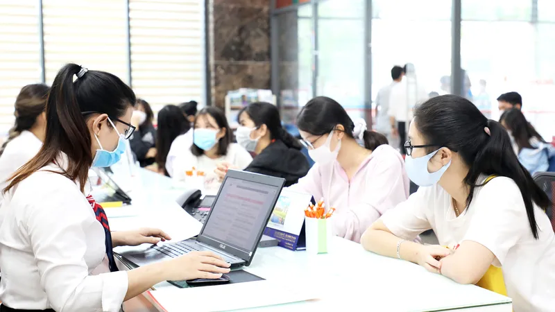 Thí sinh đăng ký xét tuyển bằng điểm học bạ THPT vào Trường ĐH Kinh tế Tài chính TPHCM
