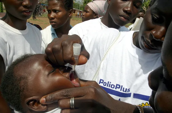 Trẻ em Nigeria được uống vaccine bại liệt. Ảnh: REUTERS 