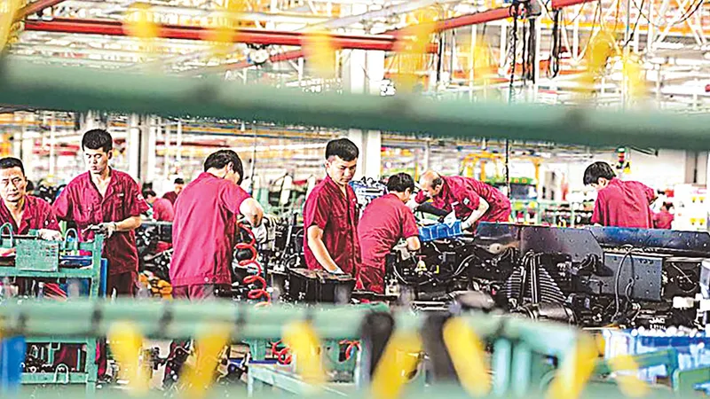 Đến thời điểm này, Trung Quốc là nền kinh tế lớn duy nhất được dự báo tăng trưởng trong năm nay Ảnh: WALL STREET JOUNAL