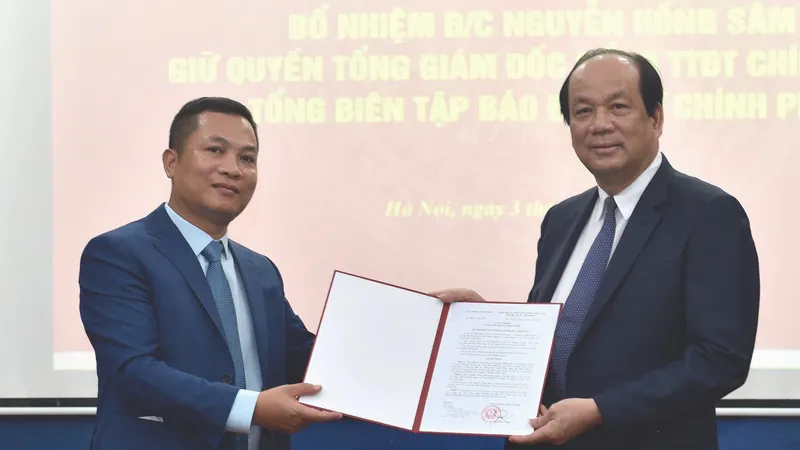 Bộ trưởng, Chủ nhiệm VPCP Mai Tiến Dũng trao quyết định tiếp nhận và bổ nhiệm ông Nguyễn Hồng Sâm giữ chức vụ quyền Tổng Giám đốc Cổng TTĐT Chính phủ kiêm Tổng Biên tập Báo điện tử Chính phủ. Ảnh: VGP