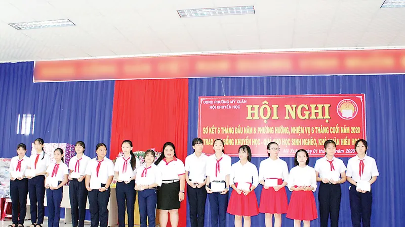 Bà Nguyễn Thu Thủy (Phó Giám đốc đối ngoại Vedan Việt Nam) trao học bổng cho các em học sinh phường Mỹ Xuân, thị xã Phú Mỹ