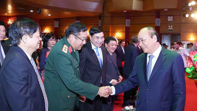 Thủ tướng Nguyễn Xuân Phúc với các đại biểu dự kỷ niệm 75 năm Ngày thành lập Đài Tiếng nói Việt Nam (7-9-1945 _ 7-9-2020). Ảnh:TTXVN