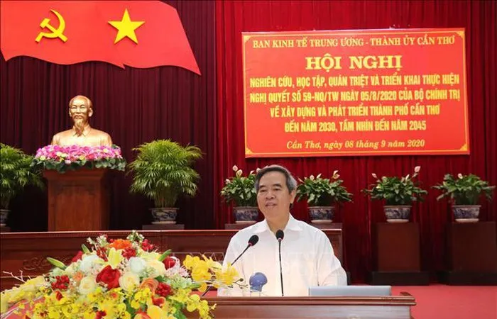 Đồng chí Nguyễn Văn Bình, Ủy viên Bộ Chính trị, Bí thư Trung ương Đảng, Trưởng Ban Kinh tế Trung ương phát biểu tại hội nghị