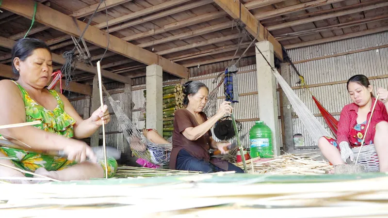 Người dân thị xã Hồng Ngự (Đồng Tháp) sản xuất lợp mùa lũ