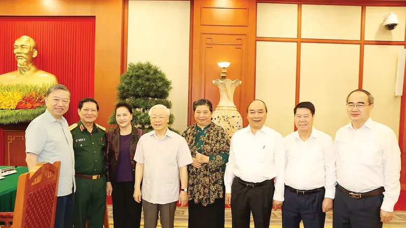 Tổng Bí thư, Chủ tịch nước Nguyễn Phú Trọng, Bí thư Quân ủy Trung ương và các đại biểu dự buổi làm việc với Thường vụ Quân ủy Trung ương. Ảnh: TTXVN