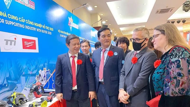 Phó Chủ tịch UBND TPHCM Dương Anh Đức trao đổi cùng các đại biểu dự Hội nghị “Tìm kiếm nhà cung cấp công nghiệp hỗ trợ năm 2020”