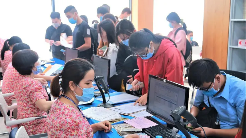 Thí sinh đóng học phí nhập học ngày 17-9 tại Trường ĐH Công nghiệp Thực phẩm TPHCM